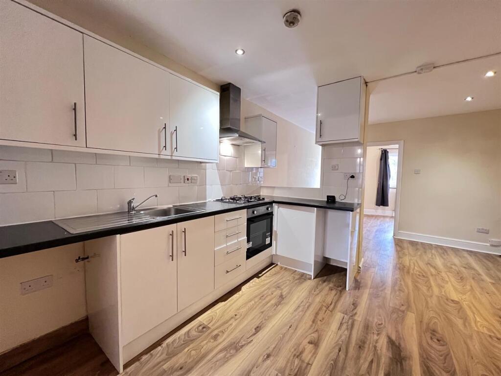3 bed Apartment for rent in Brentford. From Drayton Properties West Ealing 3 bed Apartment for rent in Brentford. From Drayton Properties West Ealing