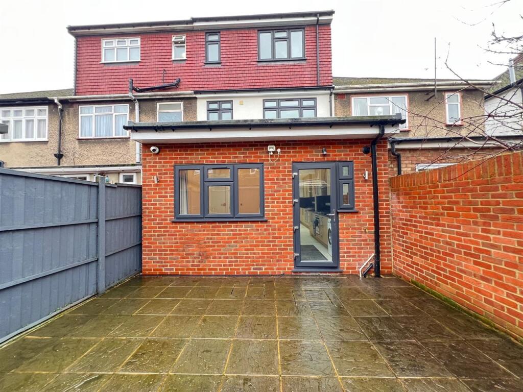 7 bed Mid Terraced House for rent in Southall. From Drayton Properties West Ealing