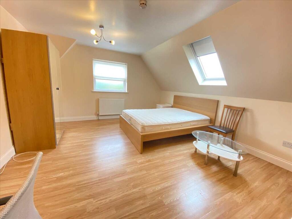 4 bed Studio for rent in Acton. From Drayton Properties West Ealing 4 bed Studio for rent in Acton. From Drayton Properties West Ealing