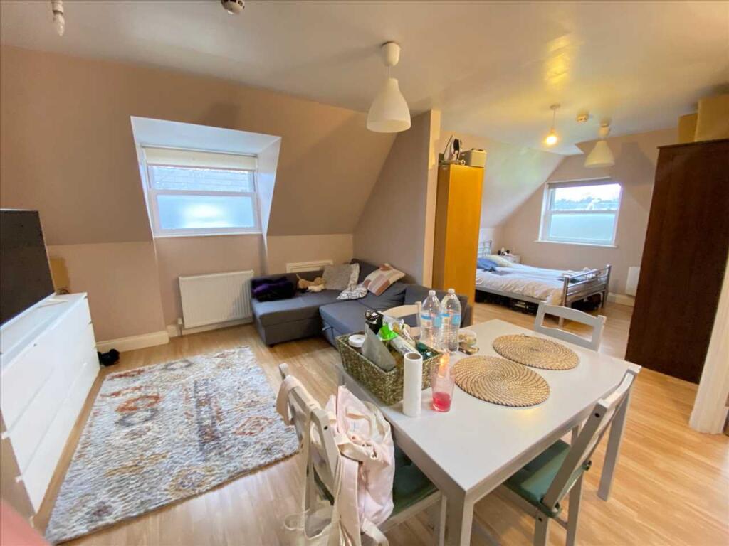 4 bed Studio for rent in Acton. From Drayton Properties West Ealing 4 bed Studio for rent in Acton. From Drayton Properties West Ealing