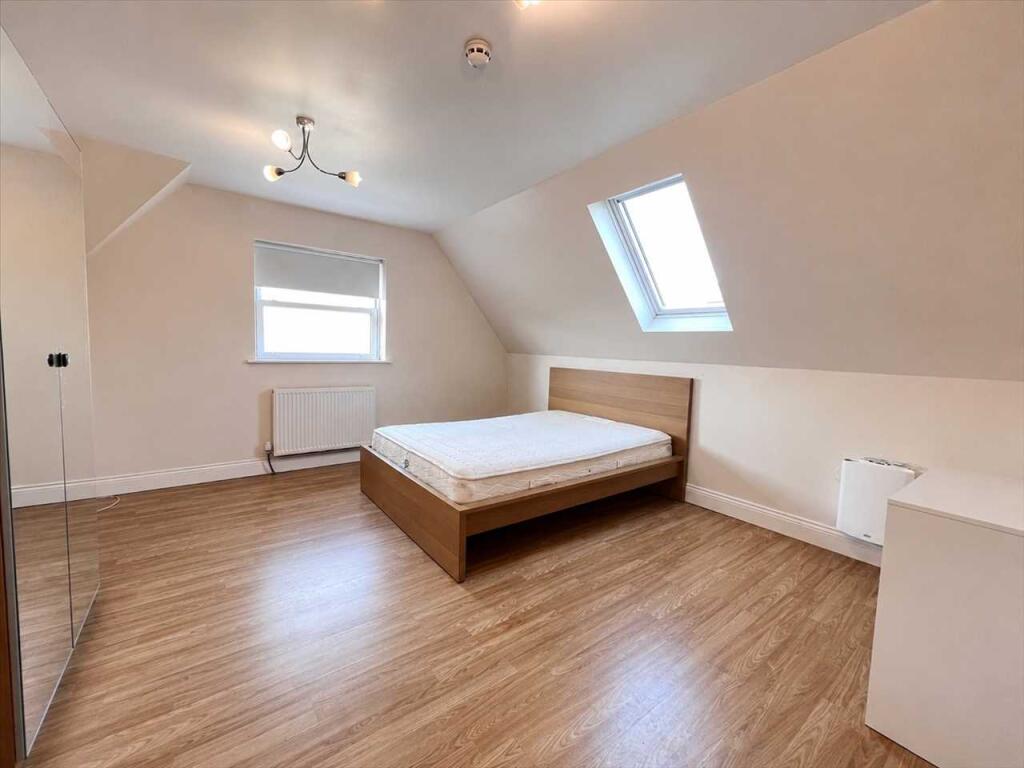 4 bed Studio for rent in Acton. From Drayton Properties West Ealing