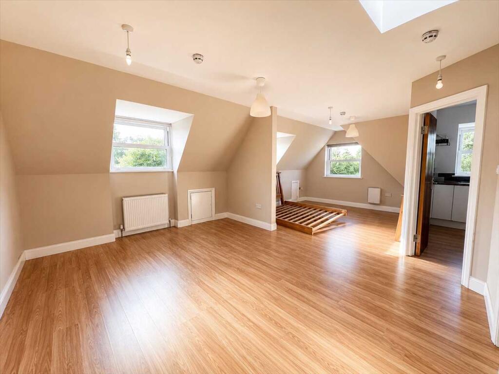 4 bed Studio for rent in Acton. From Drayton Properties West Ealing