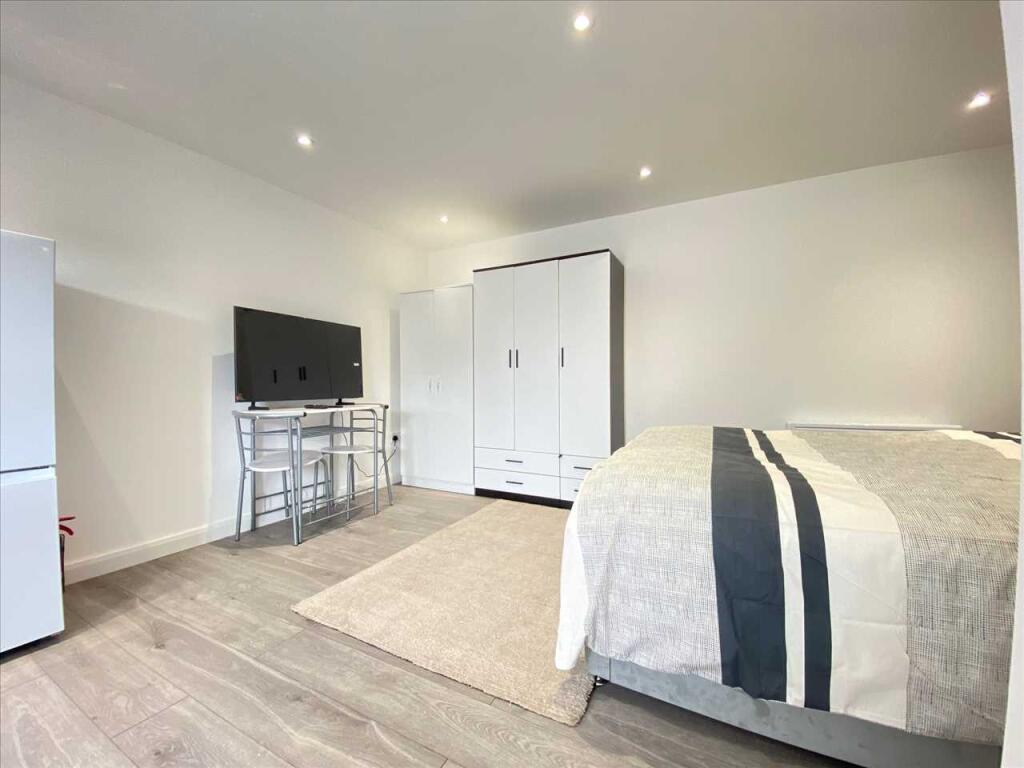 4 bed Studio for rent in Northolt. From Drayton Properties West Ealing 4 bed Studio for rent in Northolt. From Drayton Properties West Ealing