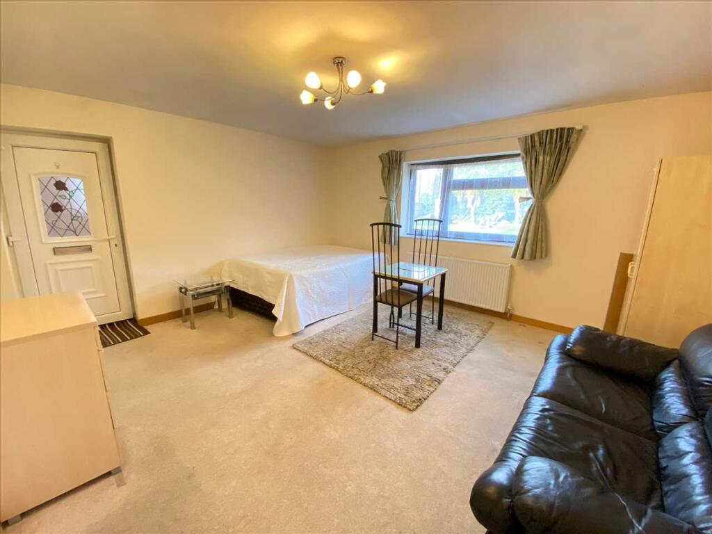 4 bed Studio for rent in Brentford. From Drayton Properties West Ealing