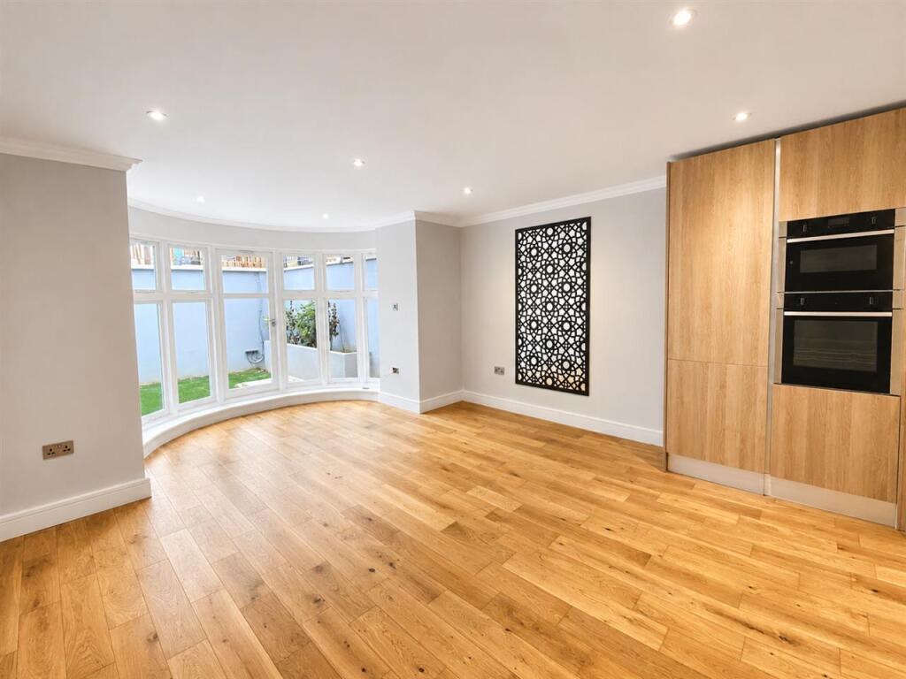 3 bed Apartment for rent in Acton. From Drayton Properties West Ealing 3 bed Apartment for rent in Acton. From Drayton Properties West Ealing