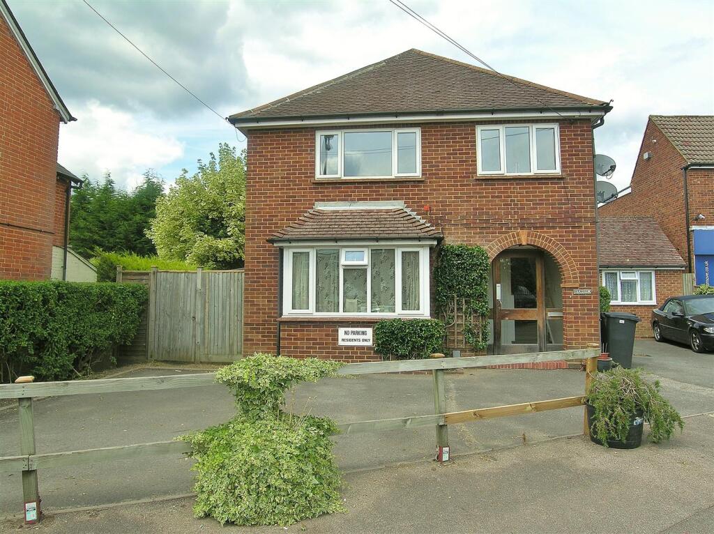 1 bed 1st Floor Flat for rent in Woking. From brandons - Knaphill