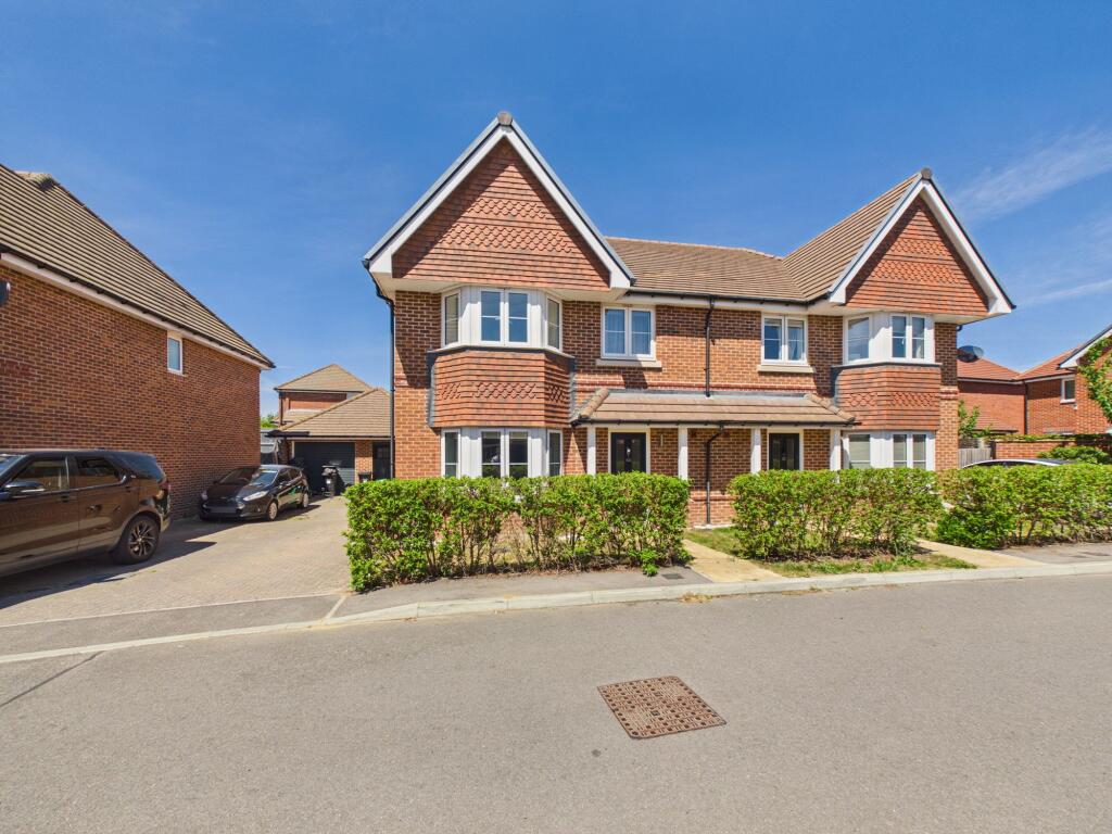 4 bed Semi Detached for rent in Spencers Wood. From Arins - Lower Earley 4 bed Semi Detached for rent in Spencers Wood. From Arins - Lower Earley