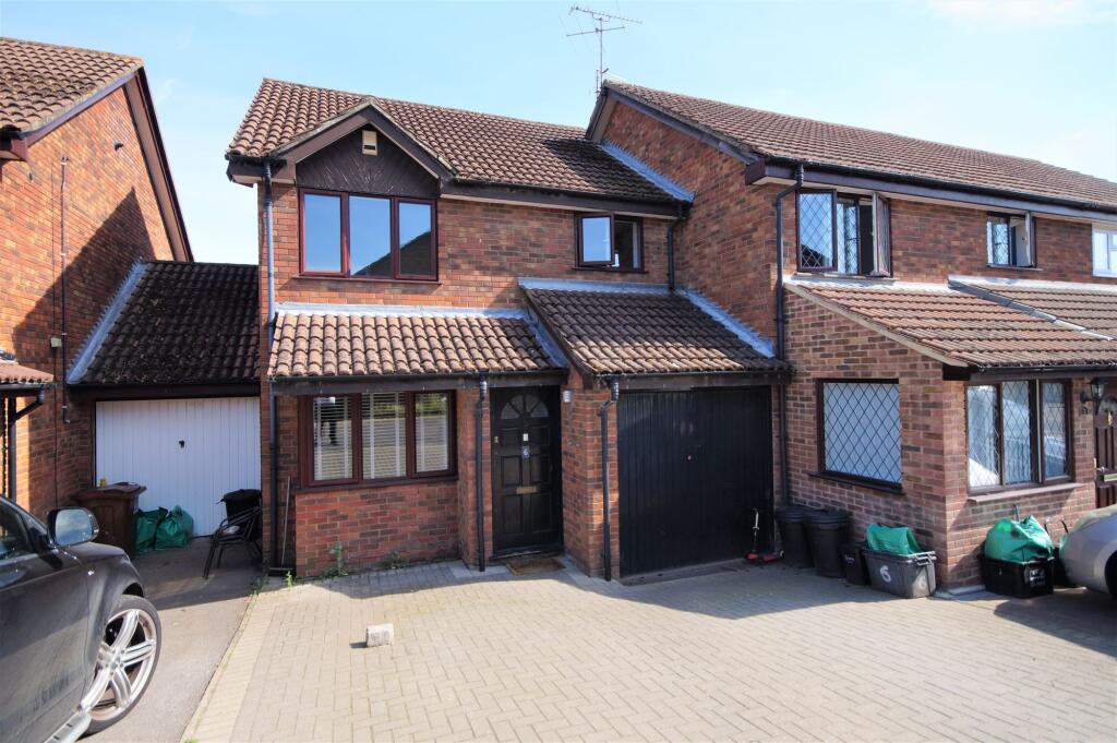 3 bed Mid Terraced House for rent in Sindlesham. From Arins - Lower Earley 3 bed Mid Terraced House for rent in Sindlesham. From Arins - Lower Earley