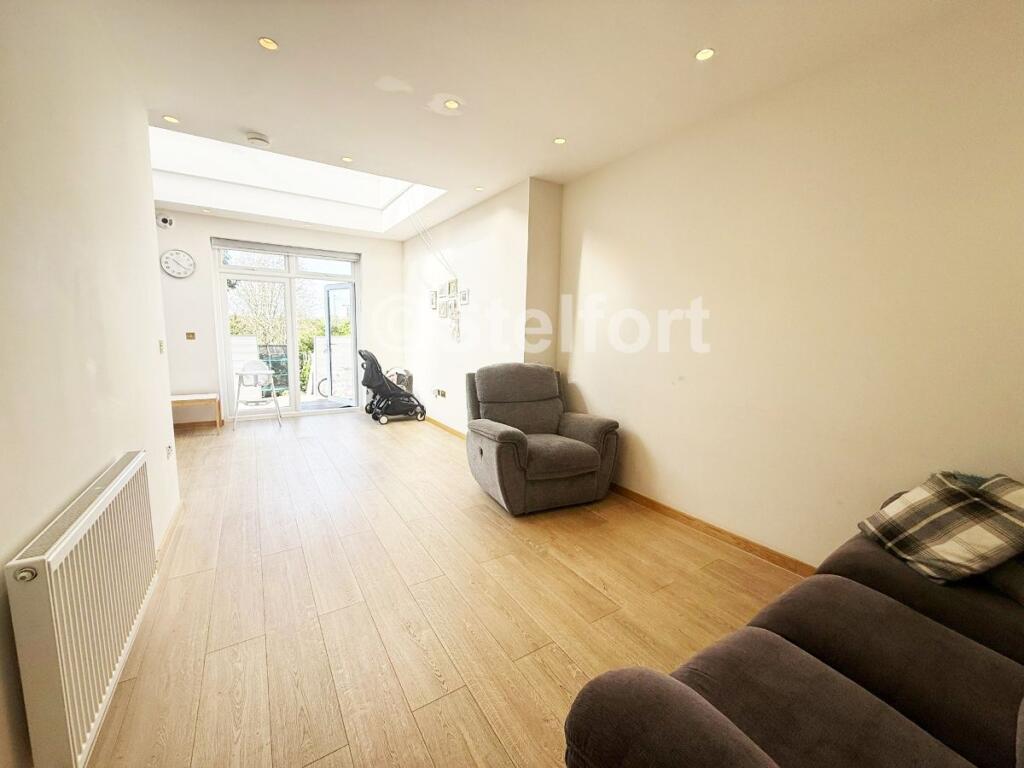 4 bed Mid Terraced House for rent in London. From Stelfort - London