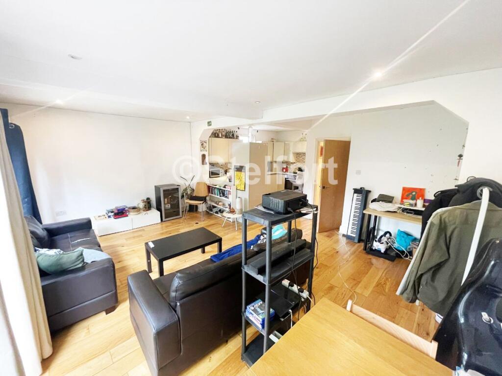 3 bed 1st Floor Flat for rent in Islington. From Stelfort - London