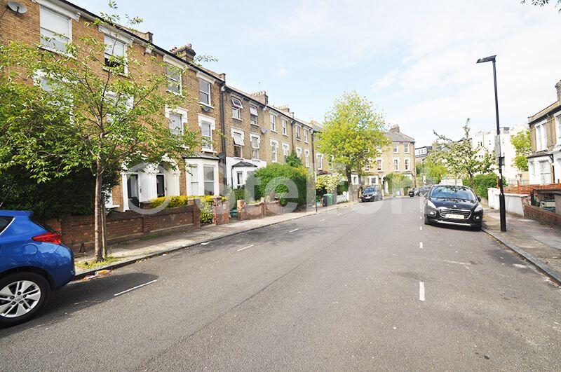 3 bed 1st Floor Flat for rent in London. From Stelfort - London
