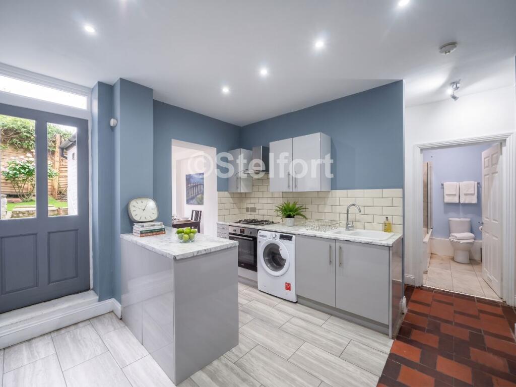 3 bed 1st Floor Flat for rent in Hackney. From Stelfort - London