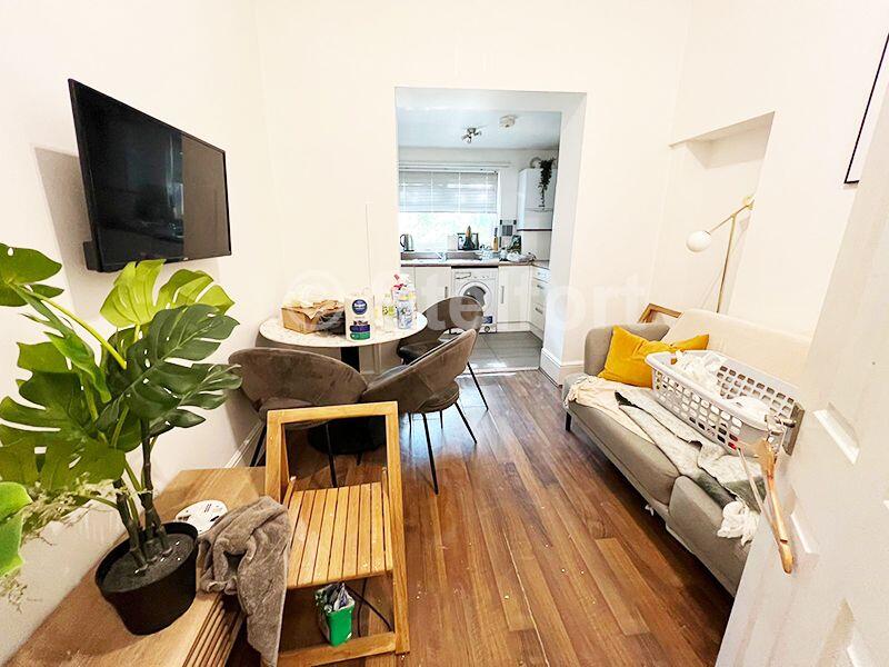 5 bed Annexe for rent in Camden Town. From Stelfort - London