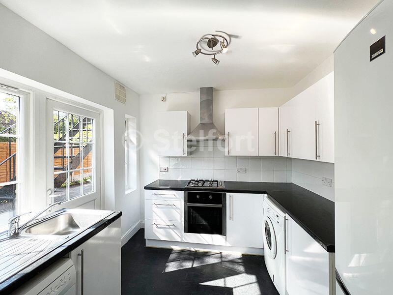 4 bed Annexe for rent in Friern Barnet. From Stelfort - London