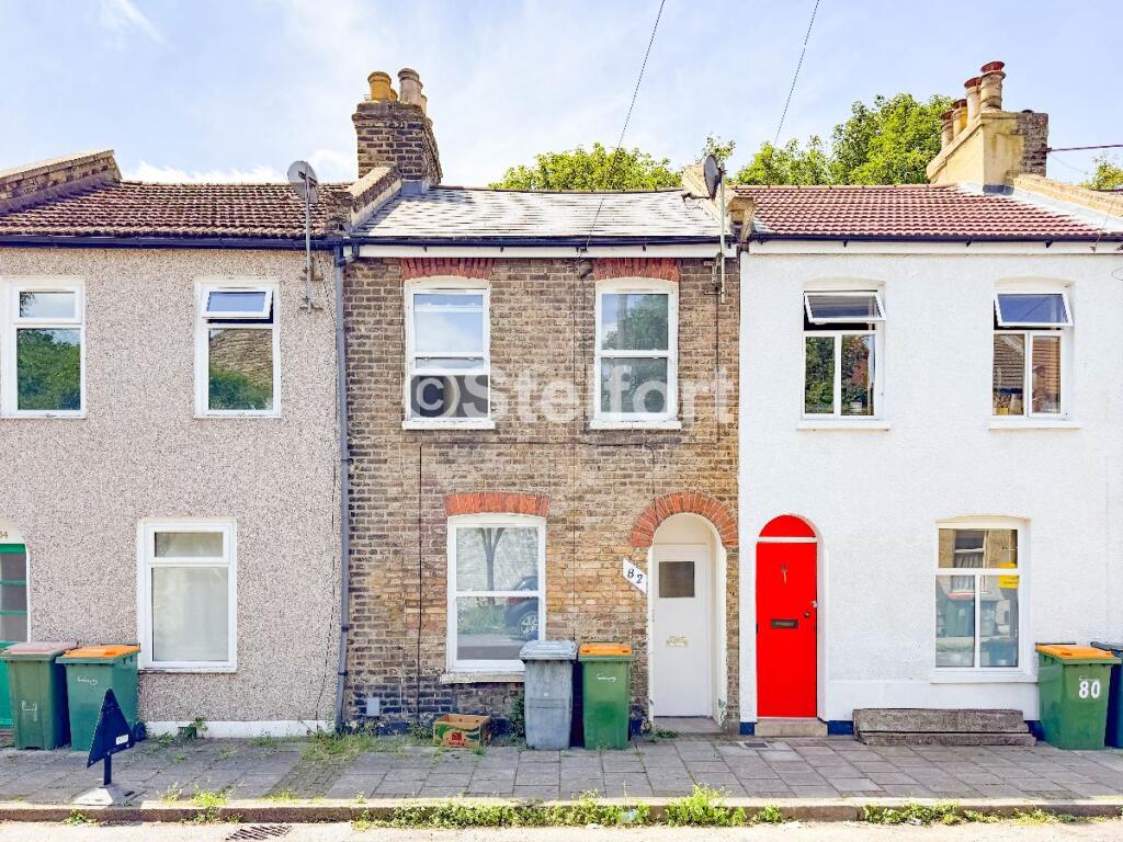 3 bed Mid Terraced House for rent in London. From Stelfort - London