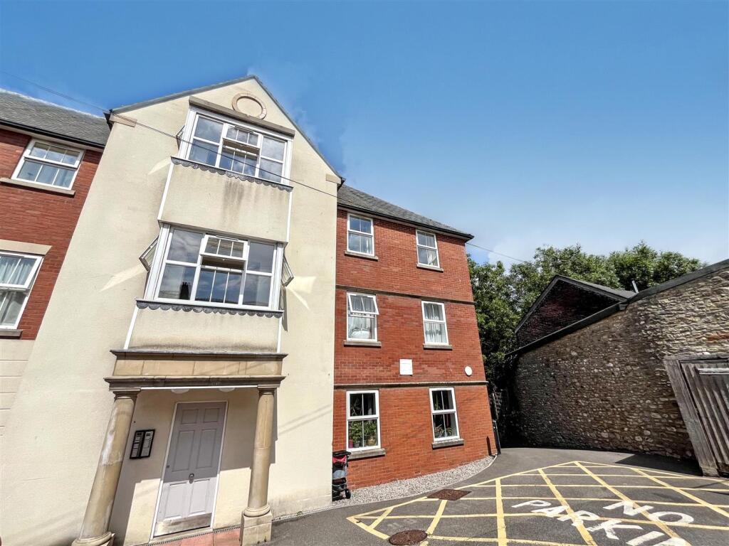 2 bed Apartment for rent in Axminster. From Symonds & Sampson - Axminster 2 bed Apartment for rent in Axminster. From Symonds & Sampson - Axminster