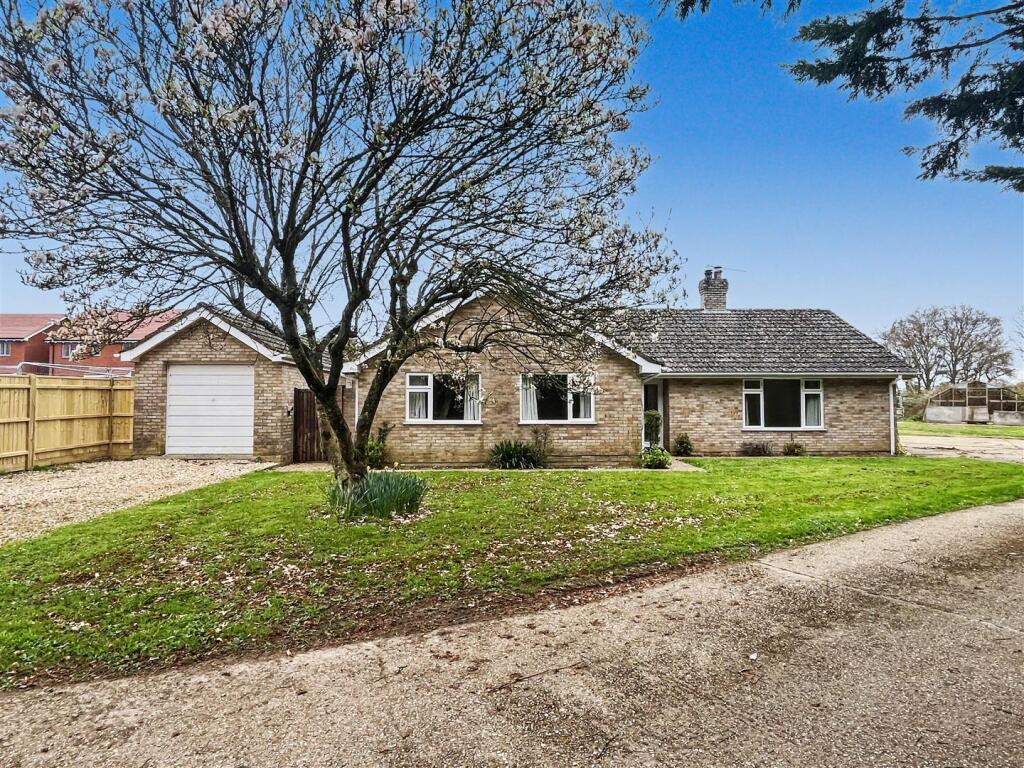 4 bed Detached bungalow for rent in Alderholt. From Symonds & Sampson - Blandford 4 bed Detached bungalow for rent in Alderholt. From Symonds & Sampson - Blandford