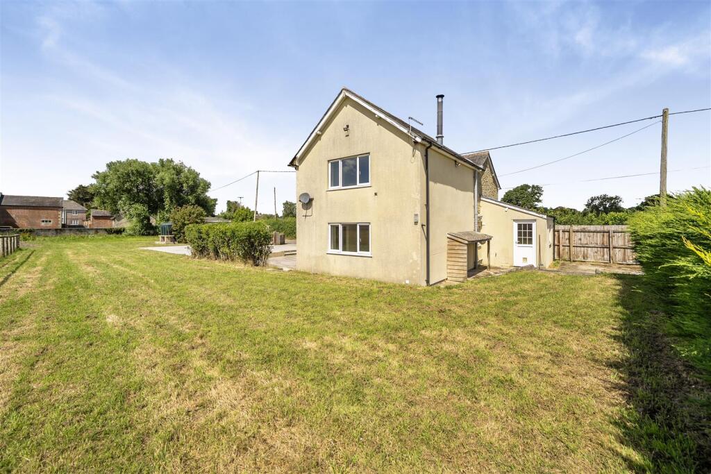 3 bed Detached for rent in Charlton. From Symonds & Sampson - Blandford 3 bed Detached for rent in Charlton. From Symonds & Sampson - Blandford
