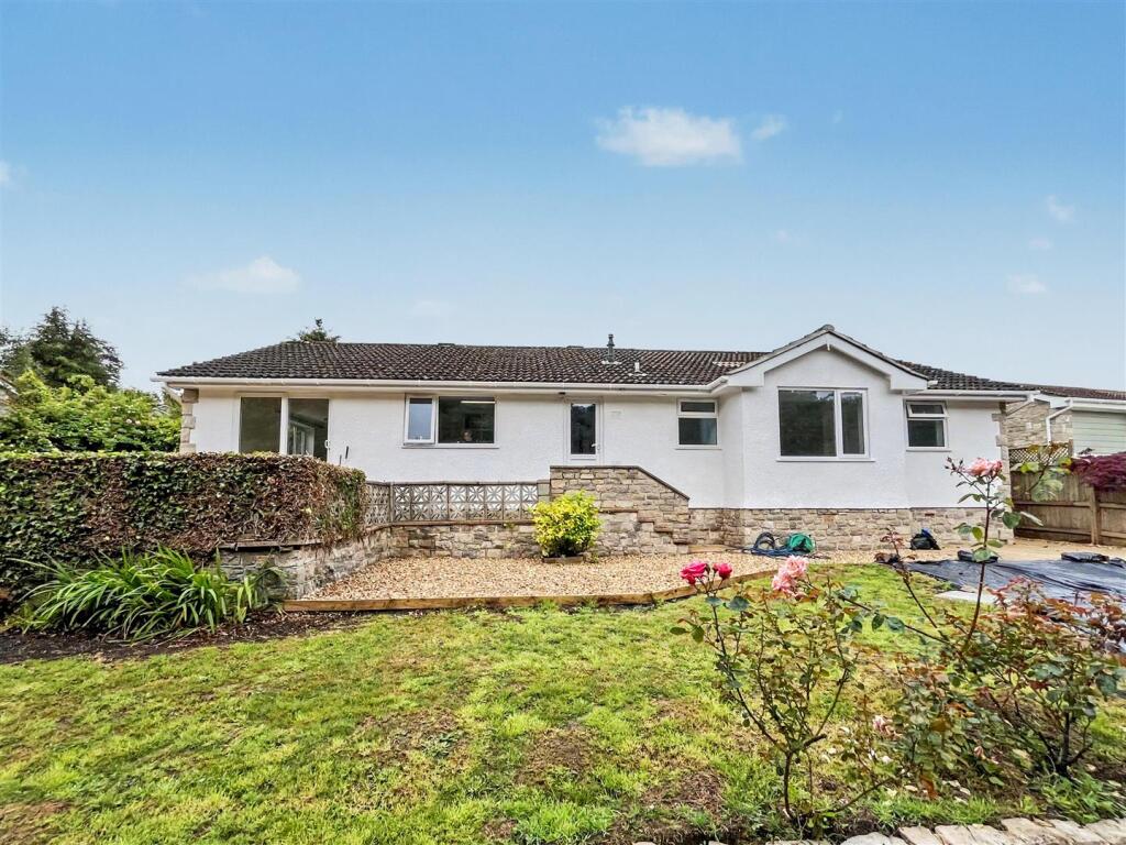 3 bed Detached bungalow for rent in Lyme Regis. From Symonds & Sampson - Bridport 3 bed Detached bungalow for rent in Lyme Regis. From Symonds & Sampson - Bridport