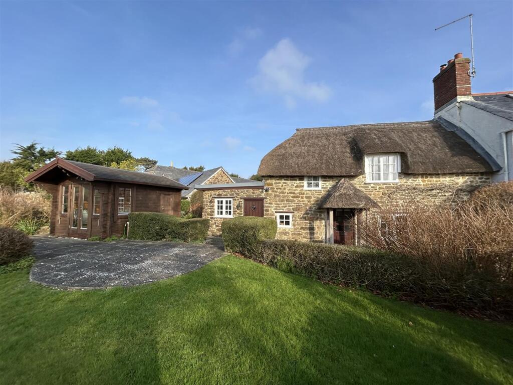 2 bed End of Terrace for rent in Bridport. From Symonds & Sampson - Bridport 2 bed End of Terrace for rent in Bridport. From Symonds & Sampson - Bridport