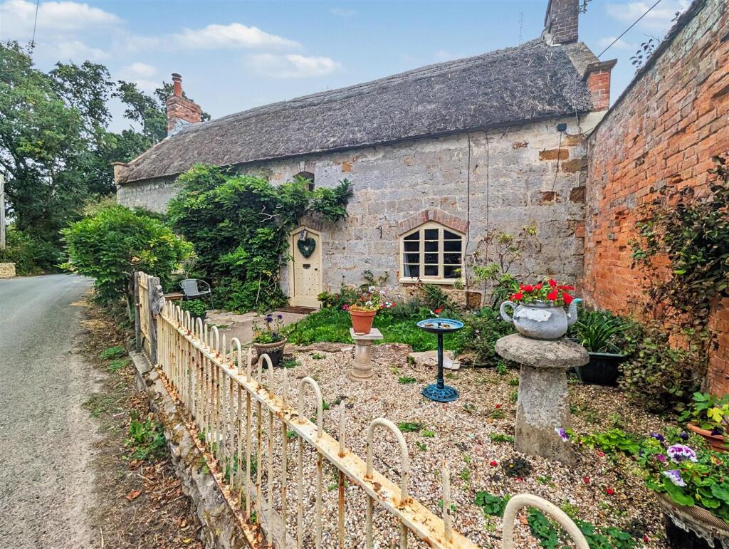 2 bed Detached for rent in Chideock. From Symonds & Sampson - Bridport 2 bed Detached for rent in Chideock. From Symonds & Sampson - Bridport