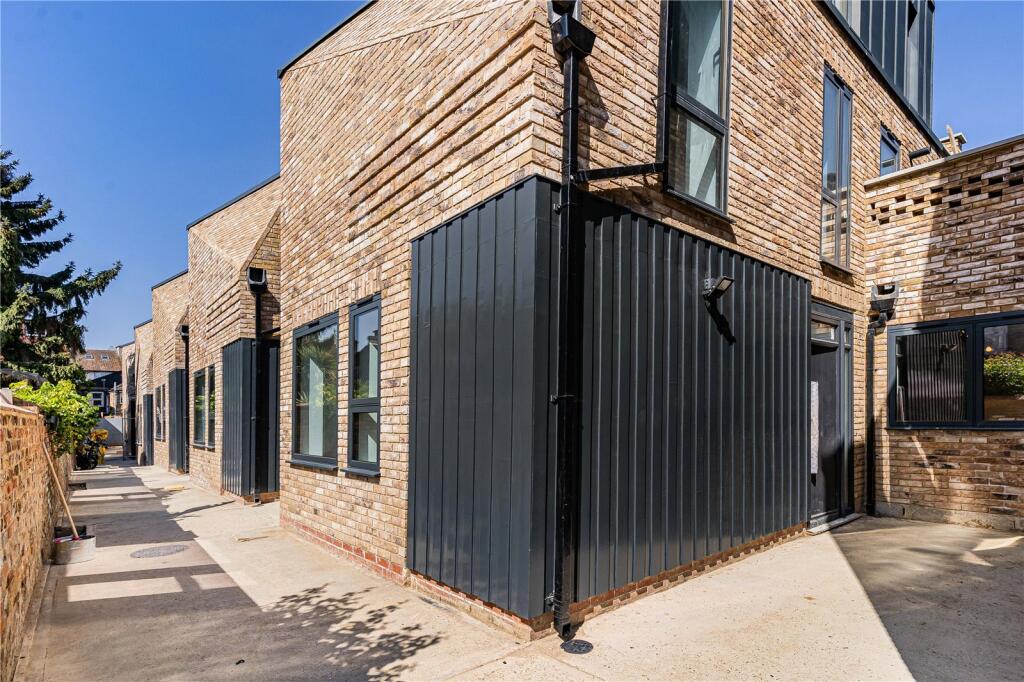 3 bed Mid Terraced House for rent in . From Townends Ealing