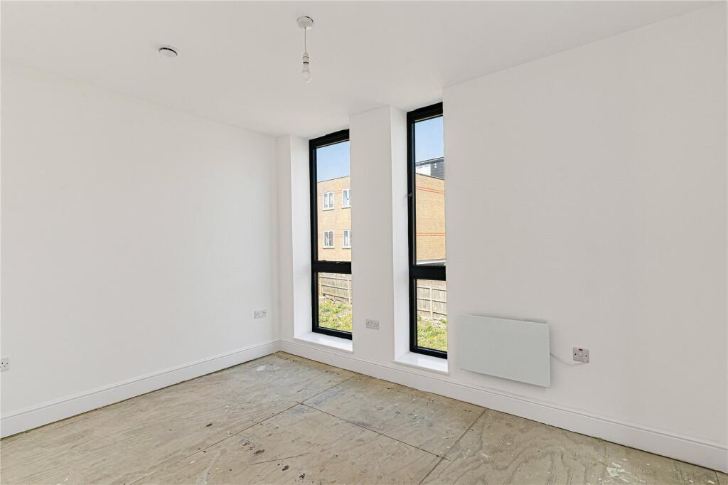 3 bed Mid Terraced House for rent in . From Townends Ealing