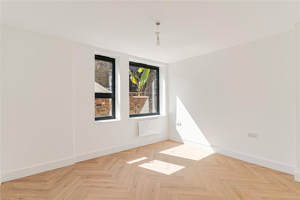 3 bed Mid Terraced House for rent in . From Townends Ealing