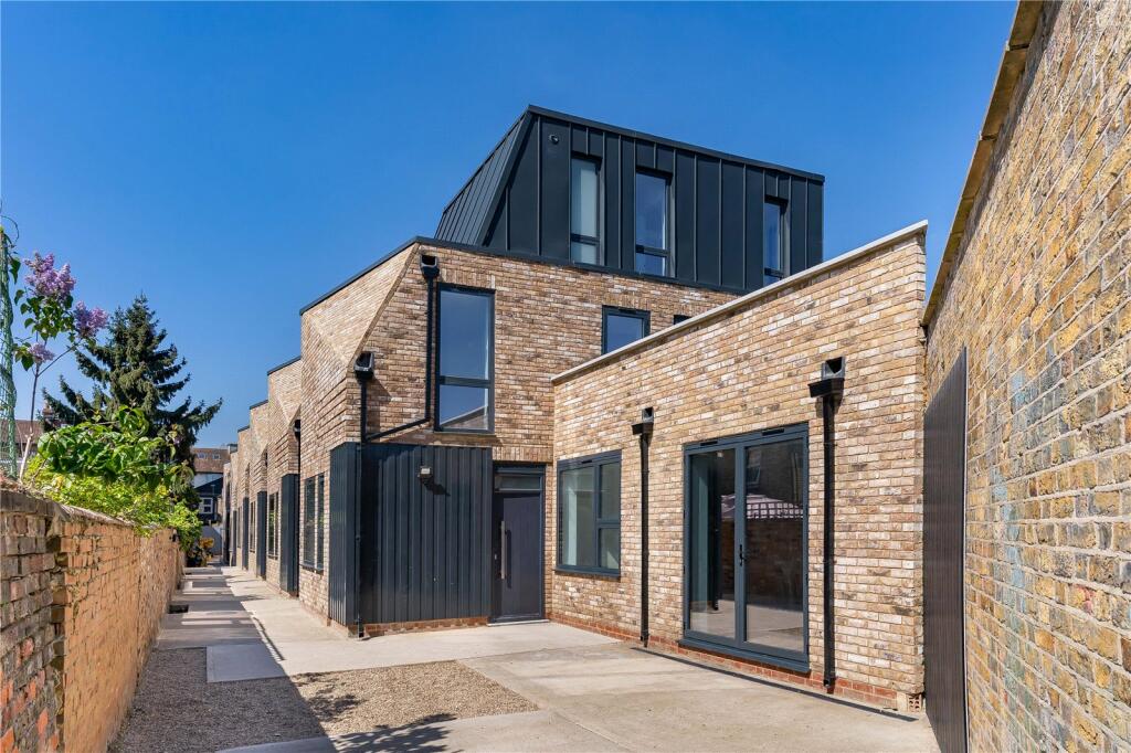 3 bed End of Terrace for rent in . From Townends Ealing