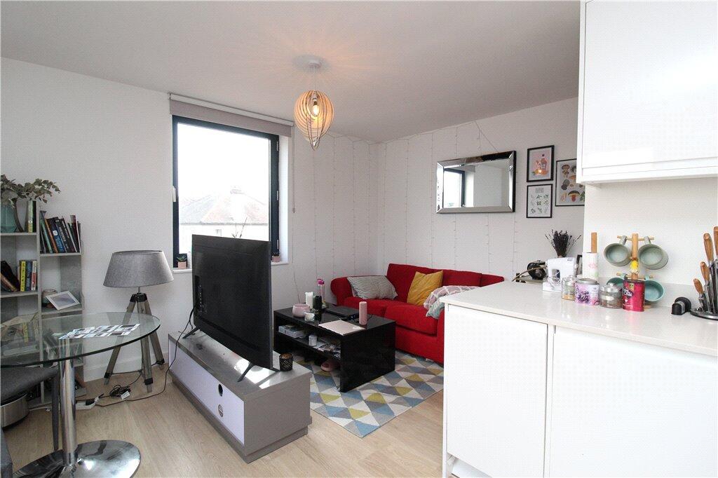 4 bed Studio for rent in Friern Barnet. From Townends Ealing 4 bed Studio for rent in Friern Barnet. From Townends Ealing