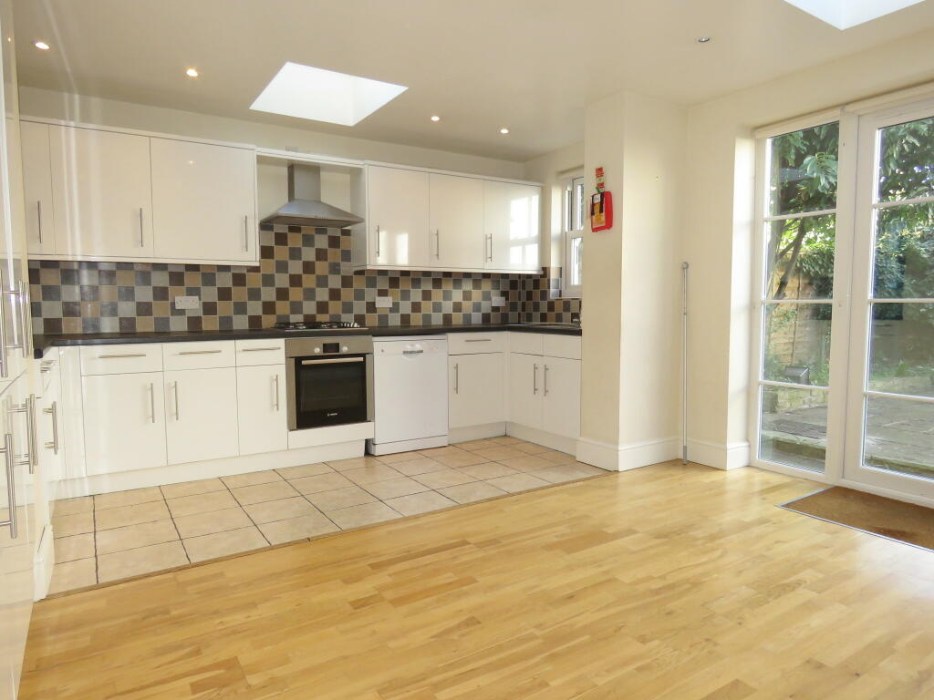 4 bed End Terraced House for rent in London. From Townends Earlsfield