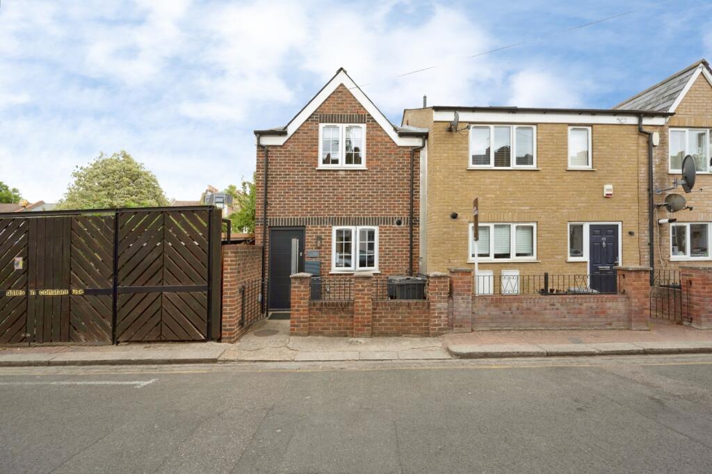 2 bed Mid Terraced House for rent in London. From Stirling Ackroyd Lettings - Earlsfield - Lettings 2 bed Mid Terraced House for rent in London. From Stirling Ackroyd Lettings - Earlsfield - Lettings