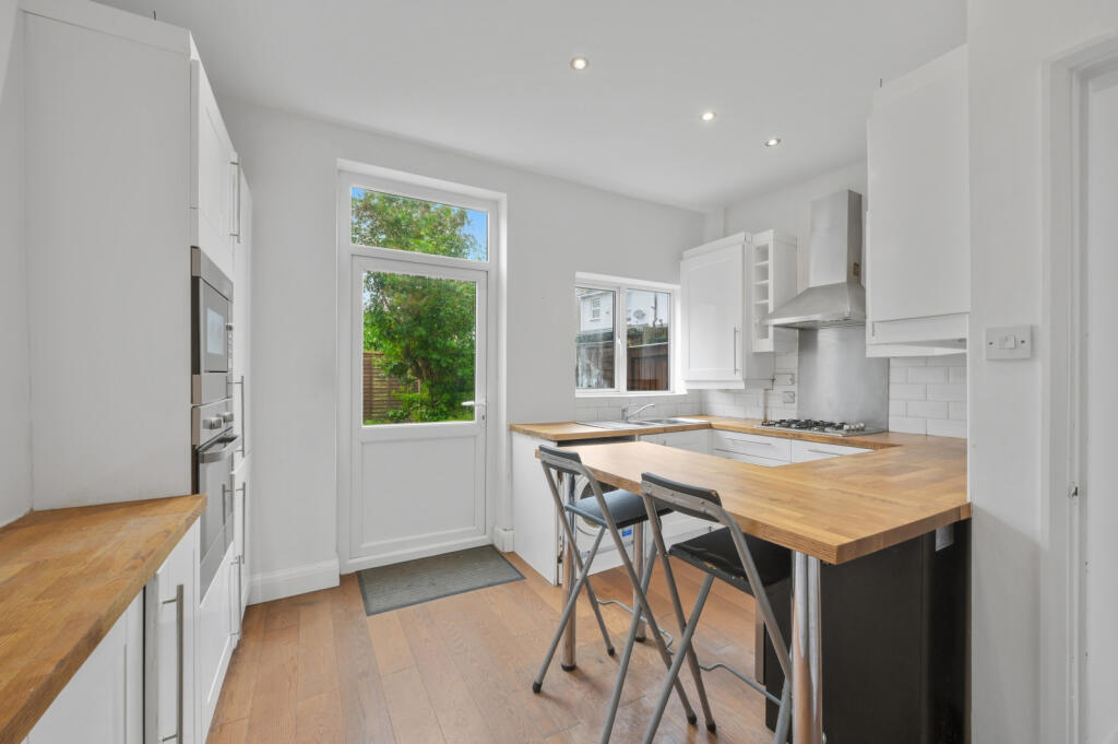 2 bed End of Terrace for rent in Wimbledon. From Hawes & Co - Wimbledon 2 bed End of Terrace for rent in Wimbledon. From Hawes & Co - Wimbledon