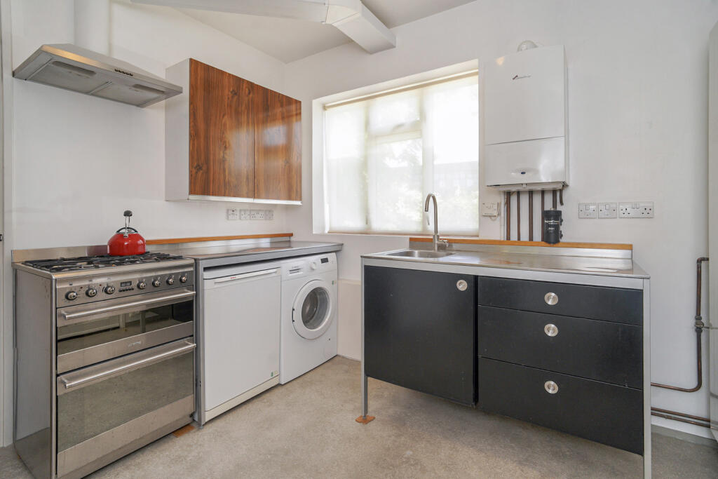 2 bed 1st Floor Flat for rent in London. From Leaders Lettings - Lewisham