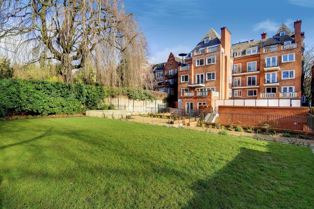 3 bed 1st Floor Flat for rent in Hampstead. From Plaza Estates - Marble Arch