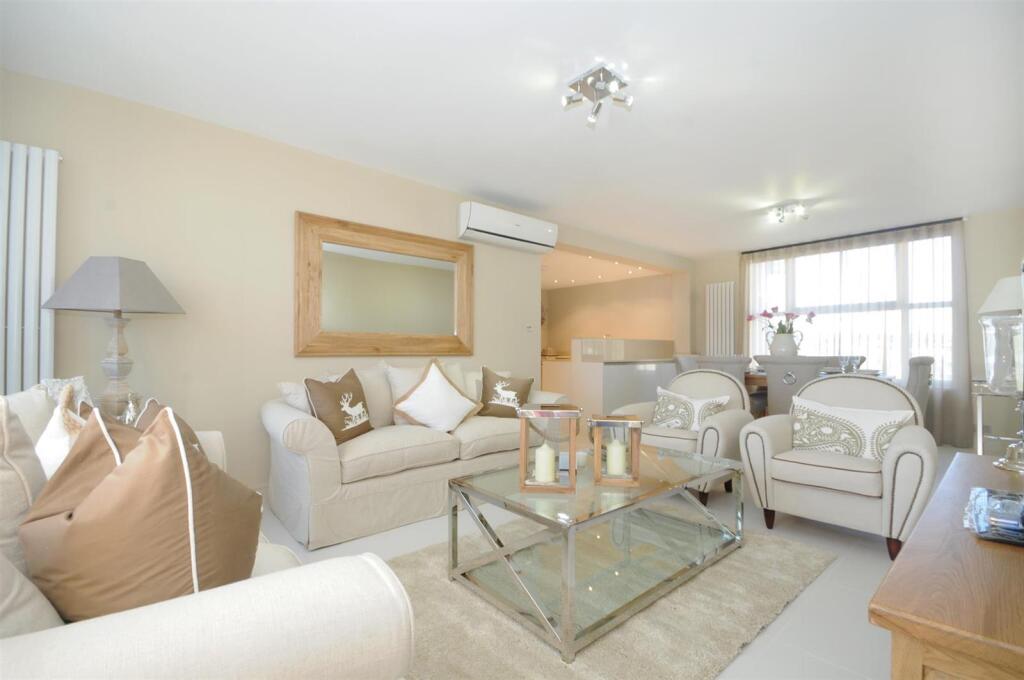 3 bed 1st Floor Flat for rent in London. From Plaza Estates - Marble Arch