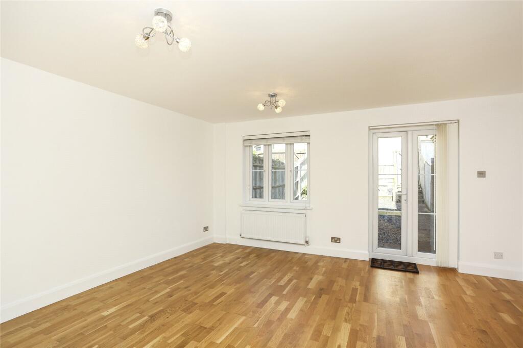 3 bed Mid Terraced House for rent in Penge. From Leaders Sales - Forest Hill 3 bed Mid Terraced House for rent in Penge. From Leaders Sales - Forest Hill