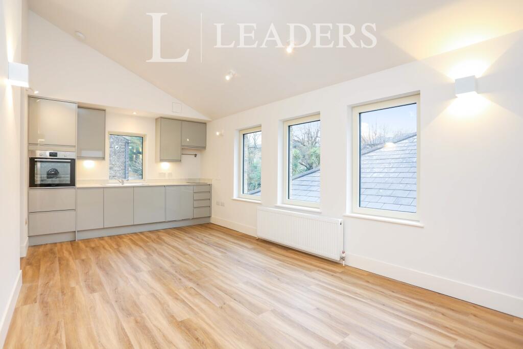 1 bed 1st Floor Flat for rent in Catford. From Leaders Sales - Forest Hill