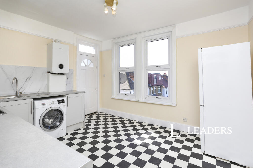 2 bed 1st Floor Flat for rent in London. From Leaders Sales - Forest Hill