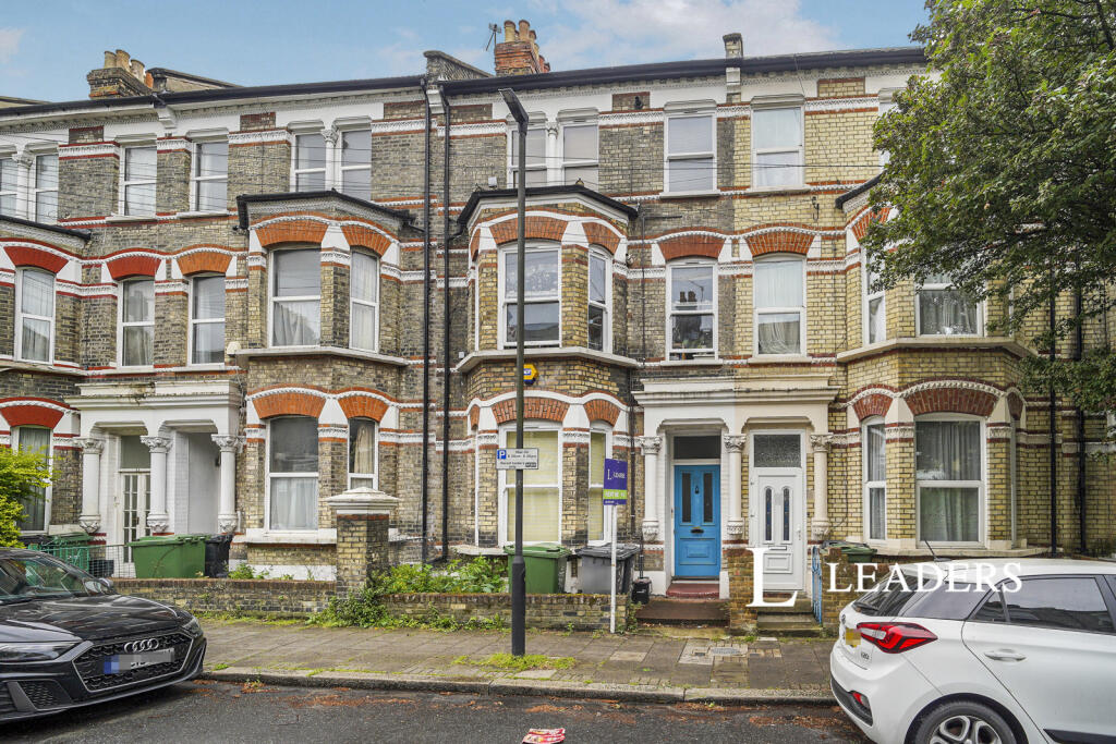 1 bed 1st Floor Flat for rent in Clapham. From Leaders Sales - Forest Hill
