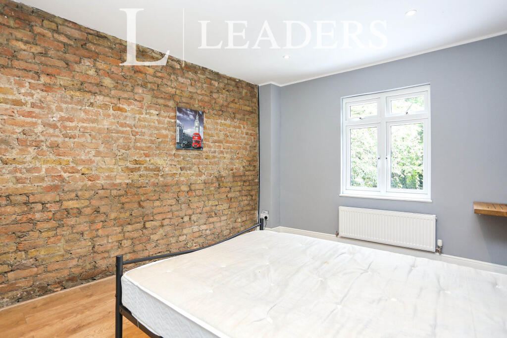4 bed Studio for rent in London. From Leaders Sales - Forest Hill