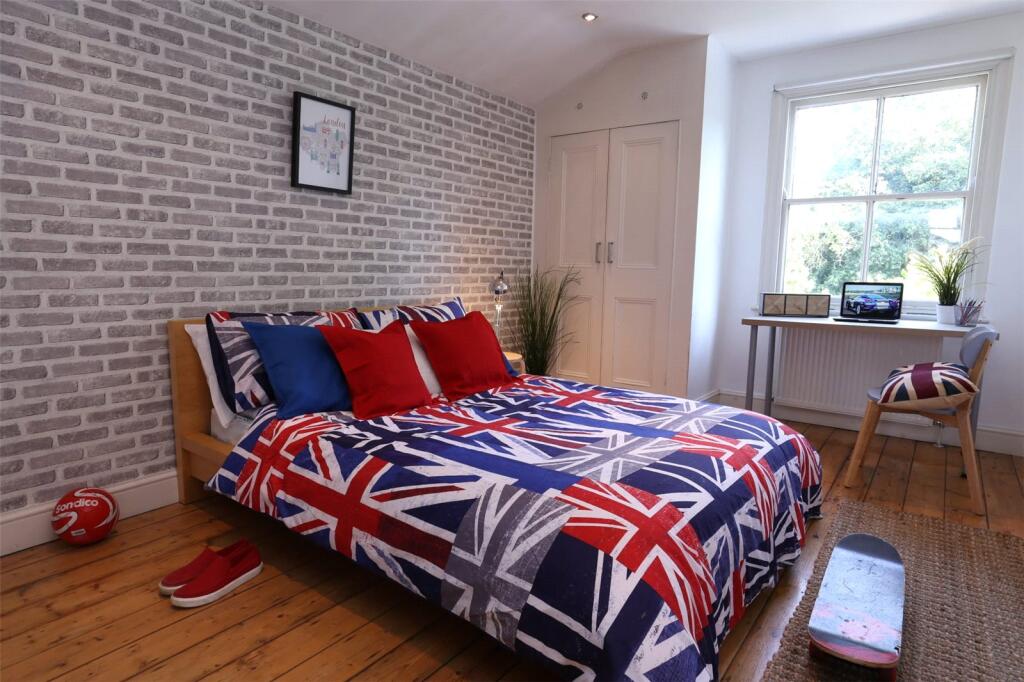 5 bed Mid Terraced House for rent in Deptford. From Leaders Sales - Forest Hill