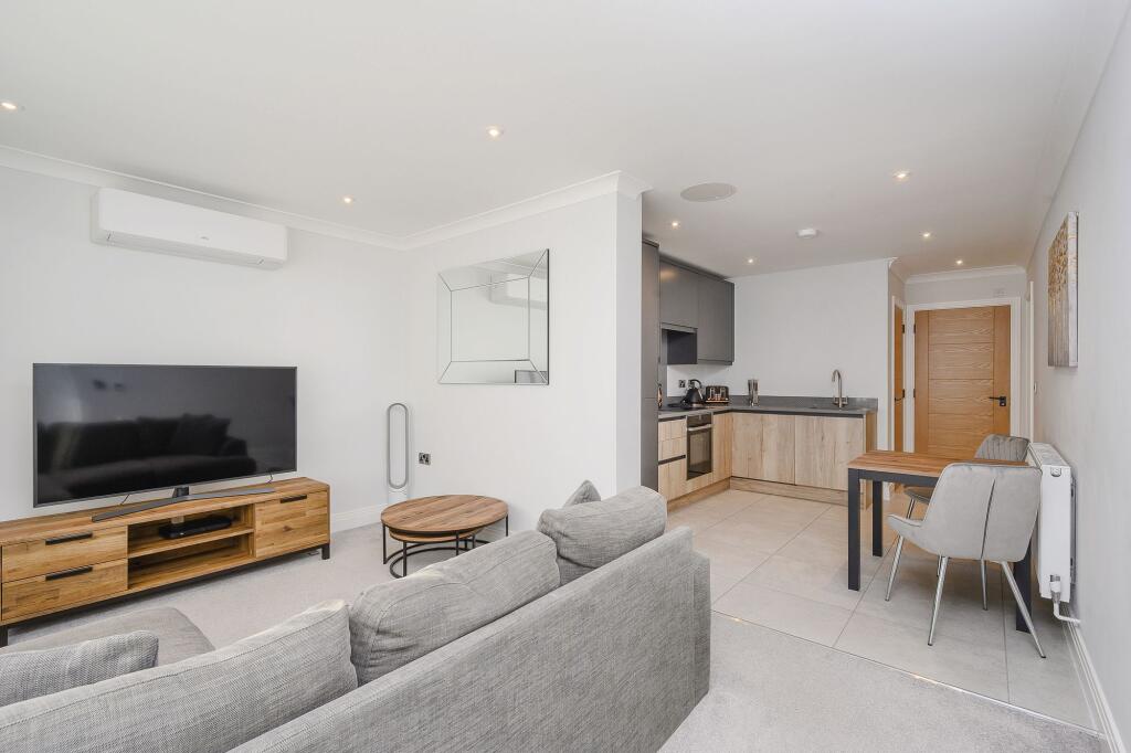 1 bed 1st Floor Flat for rent in Downside. From Grosvenor Billinghurst - Cobham