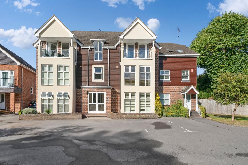 2 bed 1st Floor Flat for rent in Stoke D'Abernon. From Grosvenor Billinghurst - Cobham