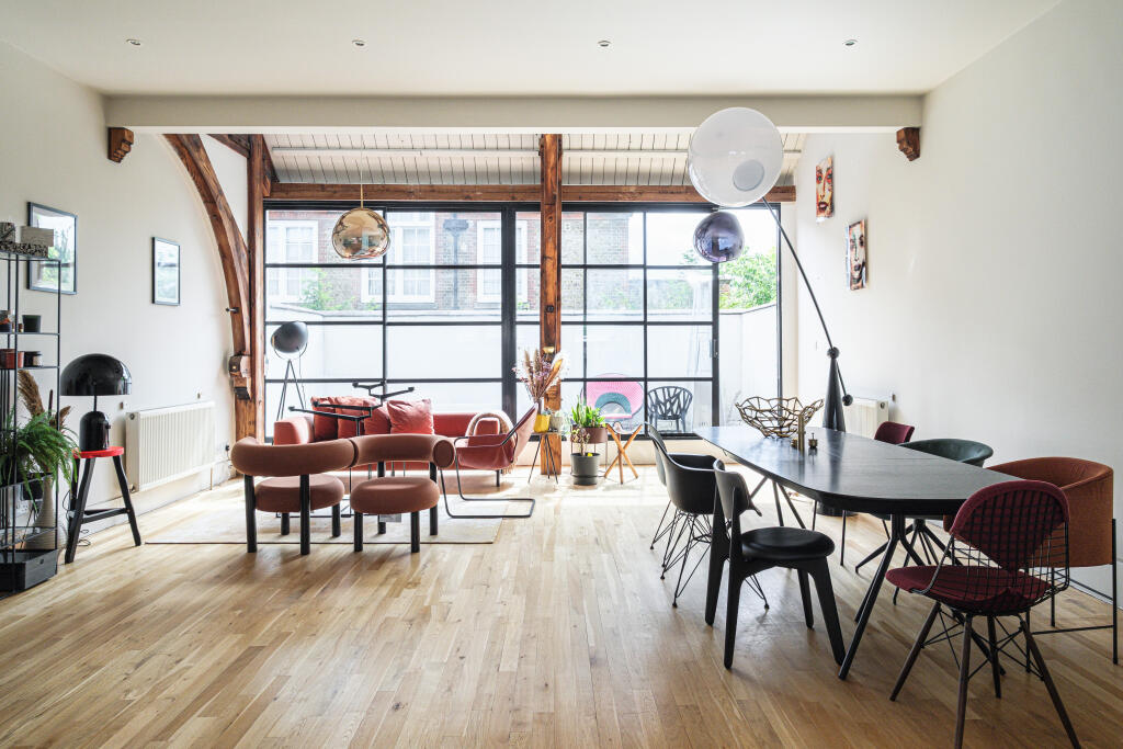 3 bed Mews for rent in Clapham. From Urban Spaces
