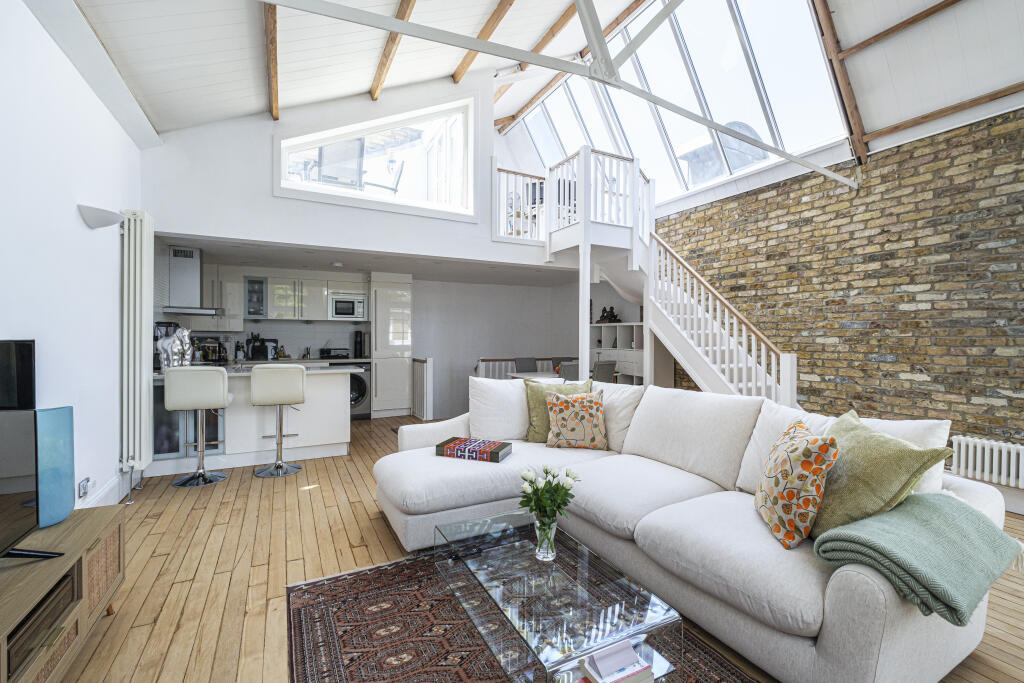 2 bed Mews for rent in Clapham. From Urban Spaces