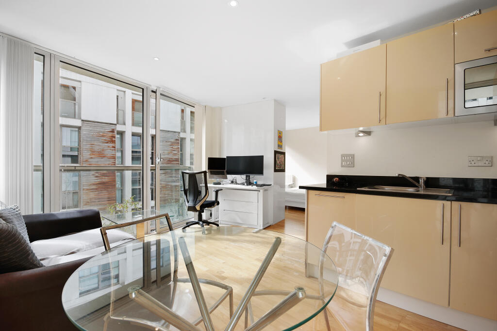 4 bed Apartment for rent in Poplar. From Urban Spaces 4 bed Apartment for rent in Poplar. From Urban Spaces
