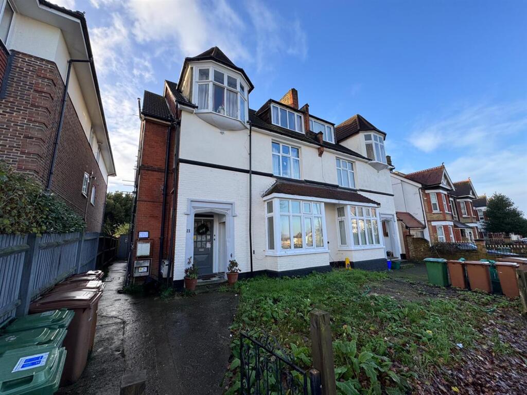 4 bed 1st Floor Flat for rent in Wallington. From Time2Move - Tooting