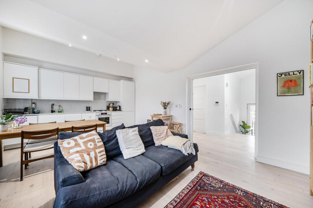 1 bed 1st Floor Flat for rent in London. From Kinleigh Folkard & Hayward - Sales - East Dulwich