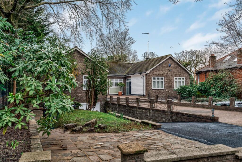 2 bed Bungalow for rent in London. From Kinleigh Folkard & Hayward - Sales - Finchley